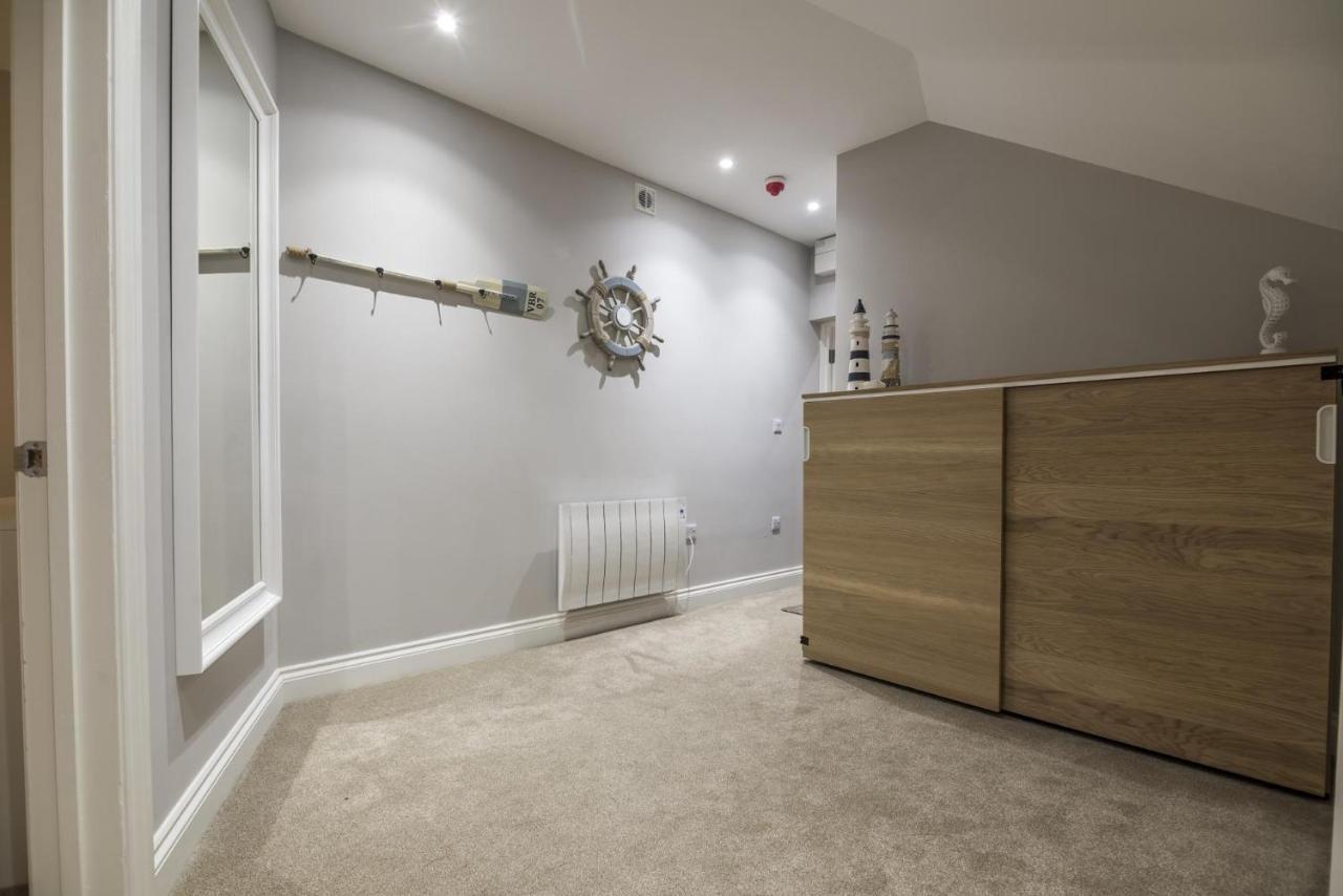 Sea Legs - 2 Bedroom Apartment - Tenby Exteriör bild