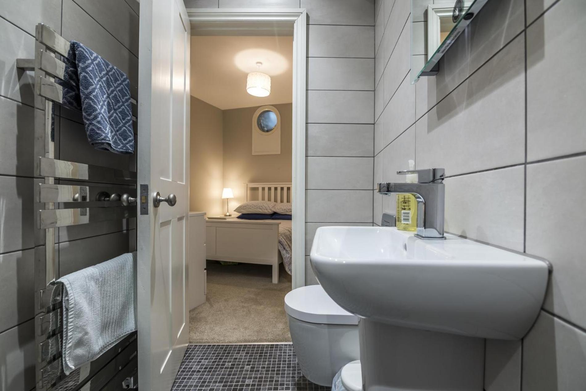 Sea Legs - 2 Bedroom Apartment - Tenby Exteriör bild